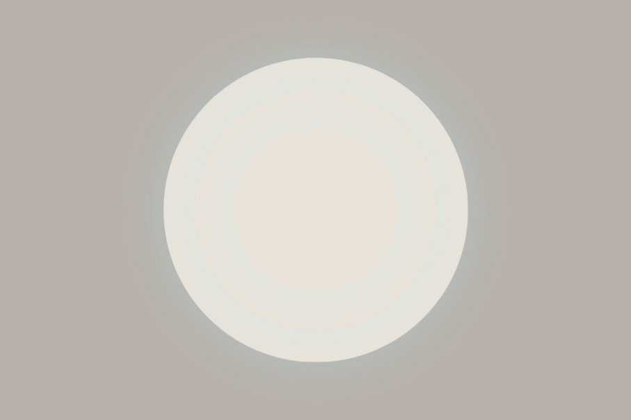 Blitze in der Plasmakugel; Quelle: Astrid Anders Glaskugel mit leuchtendem Plasma und elektrischen Entladungen in der Mitte.